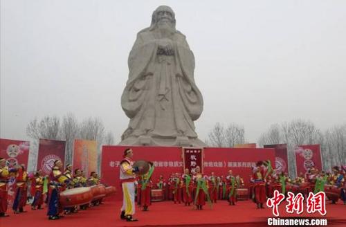 中國僑網(wǎng)圖為老子生日拜典·河南省非物質(zhì)文化遺產(chǎn)(傳統(tǒng)戲劇)展演開幕式現(xiàn)場 劉鵬 攝