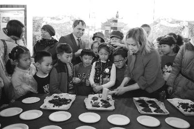 中國僑網(wǎng)圖為小朋友現(xiàn)場體驗(yàn)巧克力制作。 張海梅 攝影報(bào)道