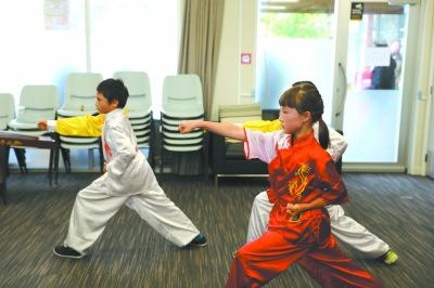 中國僑網(wǎng)華人少年表演少兒五步拳。(張健勇 攝)