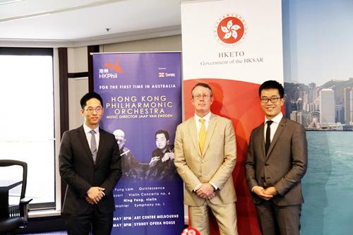 中國(guó)僑網(wǎng)(左起)香港管弦樂(lè)團(tuán)藝術(shù)策劃總監(jiān)林豐博士、香港管弦樂(lè)團(tuán)行政總裁麥高德和香港駐悉尼經(jīng)濟(jì)貿(mào)易辦事處署理處長(zhǎng)盧永康。(澳洲《新快報(bào)》資料圖)