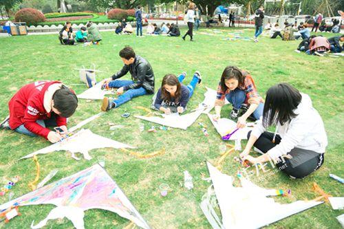 中國(guó)僑網(wǎng)自己動(dòng)手做風(fēng)箏 重慶交通大學(xué)供圖 華龍網(wǎng)發(fā)