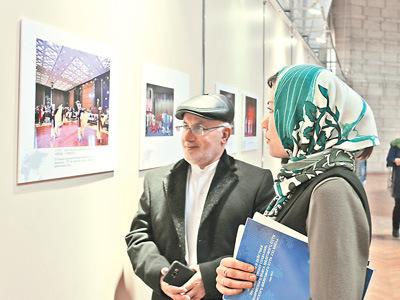 中國(guó)僑網(wǎng)圖為當(dāng)?shù)孛癖妳⒂^圖片展。 本報(bào)記者 周翰博攝