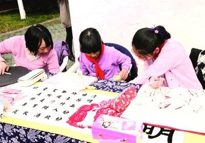 中國僑網(wǎng)民間藝術(shù)面對面暨美麗非遺趕大集活動在海寧市南關(guān)廂歷史文化街區(qū)舉行