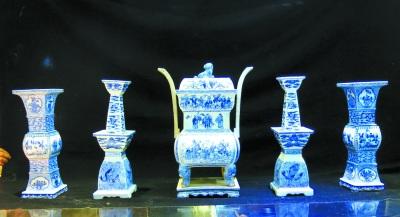 中國僑網(wǎng)清代青花四方五供器