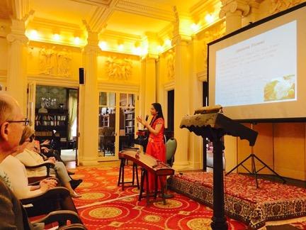 中國僑網(wǎng)吳中蓓副教授向二十世紀(jì)俱樂部成員介紹中國古箏藝術(shù)。(美國《僑報(bào)》資料圖)