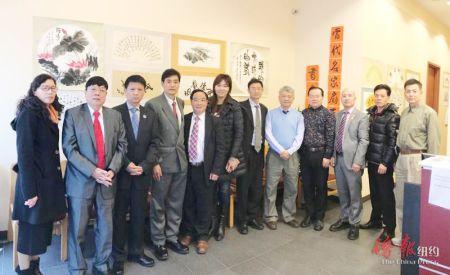 中國僑網(wǎng)“當(dāng)代名家扇面書畫展”在紐約曼哈頓杏林畫廊舉行開幕式。(美國《僑報》/李竑 攝)