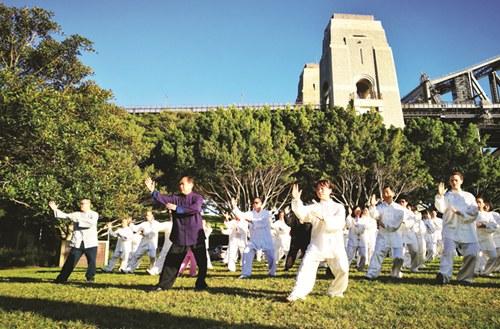 中國僑網(wǎng)楊式太極拳在悉尼海港大橋下傳藝。(澳大利亞《新快報》/常秀峰 攝)