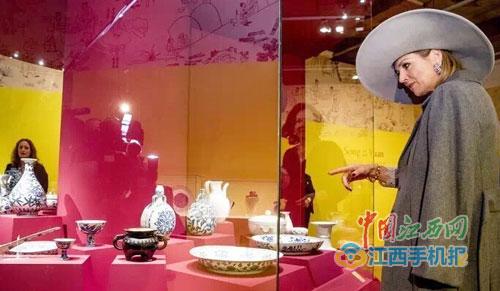 中國僑網(wǎng)景德鎮(zhèn)御窯遺址出土的文物令荷蘭文博界人士大飽眼福。(程萬海 攝)