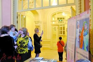 中國(guó)僑網(wǎng)演出前觀眾在展板前了解《邯鄲記》