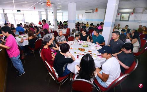 中國僑網(wǎng)汕園酒樓結(jié)業(yè)的消息傳開后,酒樓天天座無虛席。(新加坡《聯(lián)合早報(bào)》/王彥燕 攝)