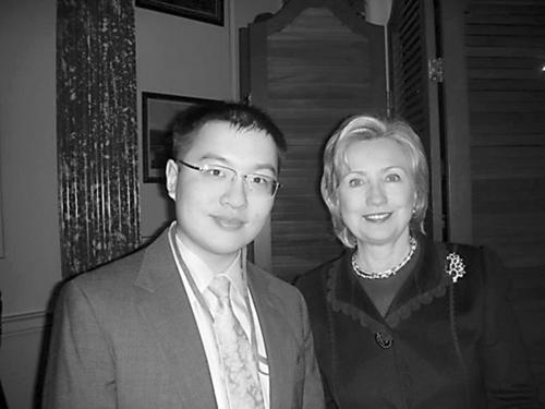 中國僑網圖為賴靜平和希拉里的合影