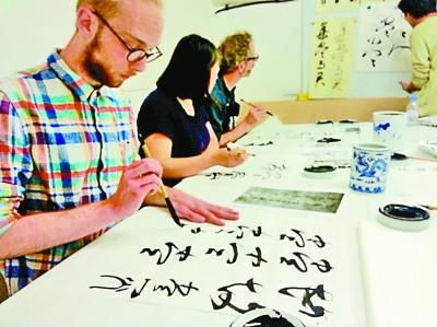 中國(guó)僑網(wǎng)資料圖:光華書(shū)店里的書(shū)法課 (圖片來(lái)源:光明日?qǐng)?bào)/林衛(wèi)光供圖)