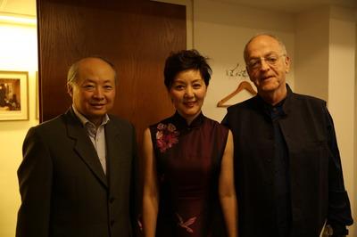 中國僑網(wǎng)詹永新大使(左)等祝賀演出成功