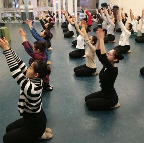 中國僑網(wǎng)中國民族舞蹈“趣味教程”受二代華裔青睞。(美國《僑報(bào)》資料圖)