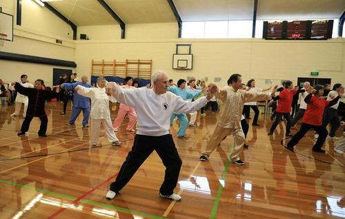 中國(guó)僑網(wǎng)崇尚運(yùn)動(dòng)的惠靈頓市民堅(jiān)持習(xí)練太極運(yùn)動(dòng)。(人民網(wǎng)記者 盛楚宜 攝)