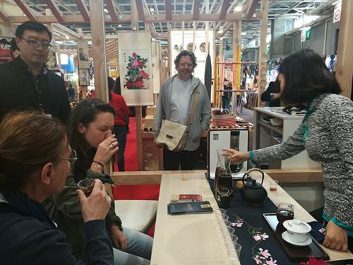 中國(guó)僑網(wǎng)湖南展區(qū)吸引了眾多參觀者。(法國(guó)《歐洲時(shí)報(bào)》/孔帆 攝)