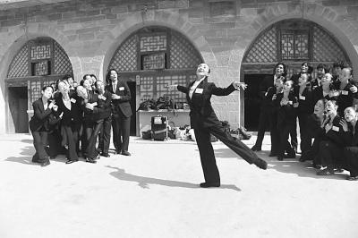 中國僑網(wǎng)圖為2016年9月日本松山芭蕾舞團(tuán)到訪延安,森下洋子等為群眾義演《白毛女》。(松山芭蕾舞團(tuán)供圖)