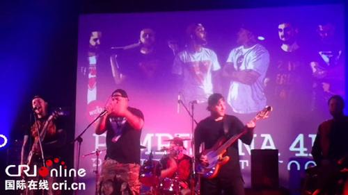 中國僑網(wǎng)波蘭說唱樂隊Pampeluna 4p在演出現(xiàn)場。