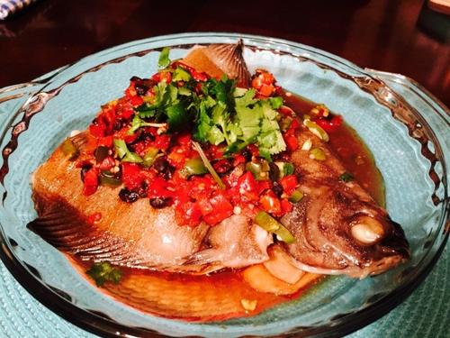 中國僑網(wǎng)剁椒蒸龍利(資料圖:美國《世界日報(bào)》)