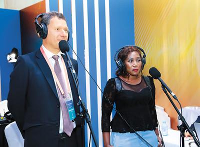 中國僑網(wǎng)圖為參加論壇的嘉賓體驗配音