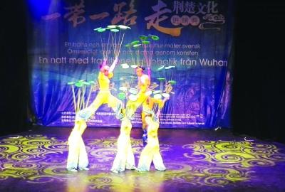 中國僑網(wǎng)武漢雜技團(tuán)在瑞典斯德哥爾摩馬克西姆劇場(chǎng)表演《轉(zhuǎn)碟》。