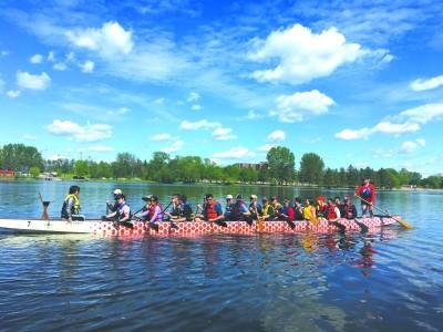 中國(guó)僑網(wǎng)中國(guó)駐加拿大使館龍舟隊(duì)正在為參加今年的渥太華龍舟節(jié)比賽訓(xùn)練。(資料圖)