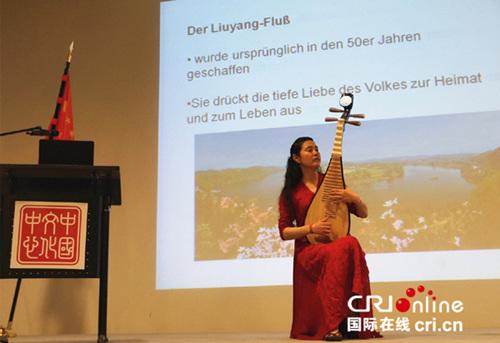 中國僑網曹月教授進行琵琶演奏。