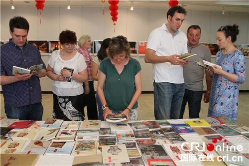 中國僑網(wǎng)使館提供的圖書引起觀眾極大的興趣