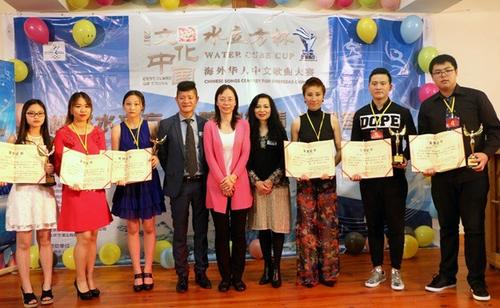 中國僑網(wǎng)兩組名列前三甲的選手合影留念。記者任彥攝