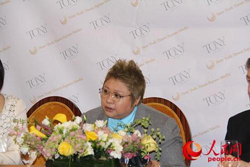 中國僑網(wǎng)韓紅出席美國紐約時(shí)代廣場傳媒有限公司攜手上海百視通和騰訊視頻舉辦的新聞發(fā)布會。 李曉宏攝