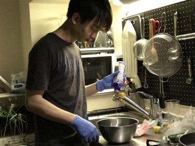 中國僑網(wǎng)余澄在做菜