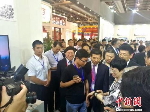 中國(guó)僑網(wǎng)大健康產(chǎn)品吸引與會(huì)嘉賓的關(guān)注 陳旭 攝