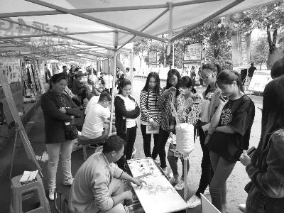 中國僑網(wǎng)河南許昌非物質(zhì)文化遺產(chǎn)傳統(tǒng)工藝項(xiàng)目展演展示現(xiàn)場