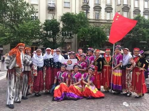 中國僑網(wǎng)華星藝術團與其他國家演員合影