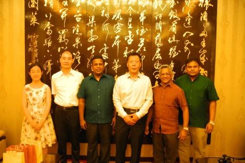 中國(guó)僑網(wǎng)田亦軍同斯里蘭卡攝影家代表一行合影