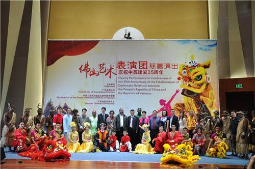 中國僑網(wǎng)瓦努阿圖總理薩爾維觀演后與演職員合影。/通訊員供圖