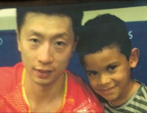 中國僑網(wǎng)馬龍和“小馬龍”合影。(南美僑報網(wǎng)援引巴西《環(huán)球報》)