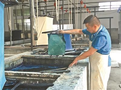 中國僑網(wǎng)哀警衛(wèi)展示手工染布。