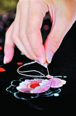 中國僑網(wǎng)一雙靈巧的手是學廣繡必備的。(資料圖片)廣州日報全媒體記者陳楓攝