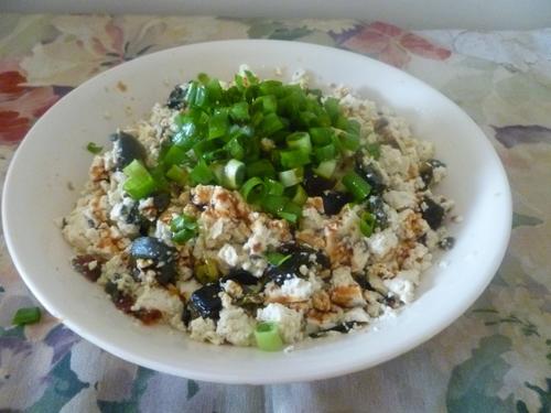 中國(guó)僑網(wǎng)皮蛋豆腐。(美國(guó)《世界日?qǐng)?bào)》)