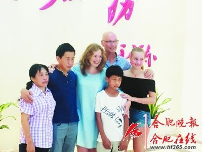 中國僑網(wǎng)左二為荷蘭少年“權(quán)”