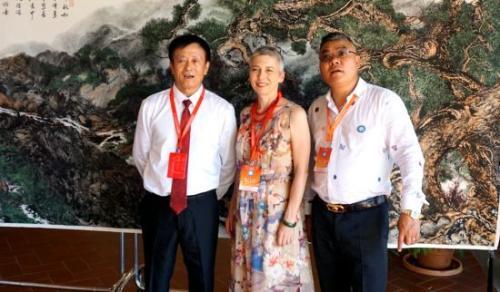 中國僑網(wǎng)歐陽德康(左一)和意大利前國家眾議院議長、意大利北方聯(lián)盟黨主要負(fù)責(zé)人艾琳·皮維蒂(Irene Pevetti)合影。(意大利歐聯(lián)通訊社)