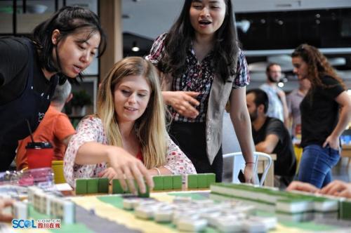 中國僑網(wǎng)資料圖:外國友人成都學麻將。田為 文/圖 圖片來源:四川在線