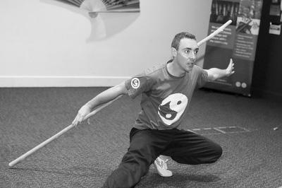 中國(guó)僑網(wǎng)華漢通表演少林齊眉棍 資料圖片