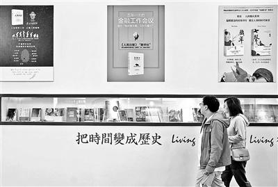 中國僑網(wǎng)▲觀眾參觀圖博會。(新華社記者 申宏 攝)