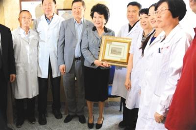 中國僑網(wǎng)圖為裘援平出席國僑辦與國家中醫(yī)藥管理局共同組織的“中醫(yī)關(guān)懷團”羅馬義診活動。 中新社記者 彭大偉攝