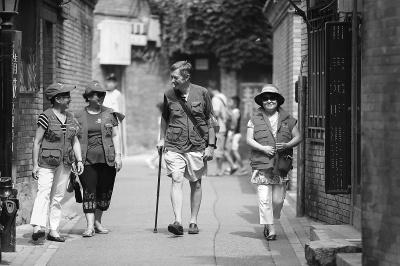 中國僑網(wǎng)圖為:“洋大爺”高天瑞和大媽一起值班。(方非 攝)