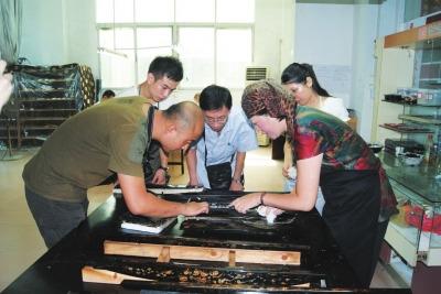 中國(guó)僑網(wǎng)廈門沈錦麗漆藝工作室與中國(guó)長(zhǎng)春一汽紅旗項(xiàng)目組研討。