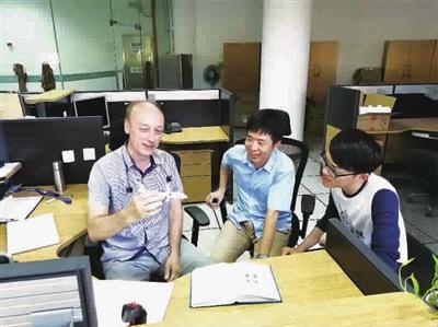 中國(guó)僑網(wǎng)謝爾蓋與商飛團(tuán)隊(duì)在一起研究大飛機(jī)問(wèn)題