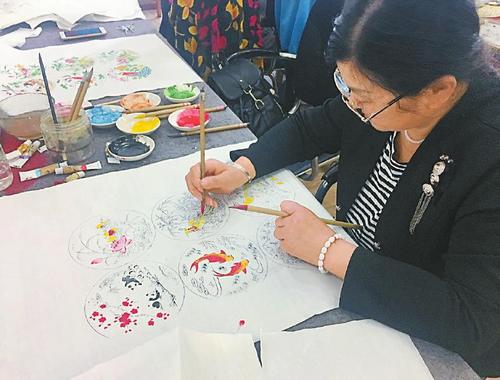 中國僑網(wǎng)學(xué)員正在制作年畫。吳夢琳 攝